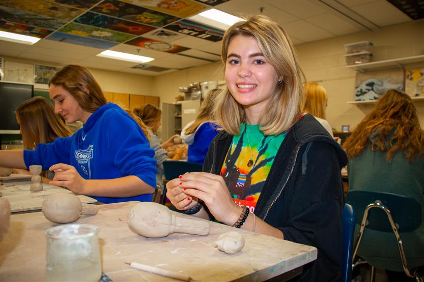 Brentwood High students in art class